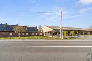Commercieel gebouw (showroom), te renoveren woning, en grote parking, en dit op een commerciële locatie.Showroom van 750m2, met grote parking...