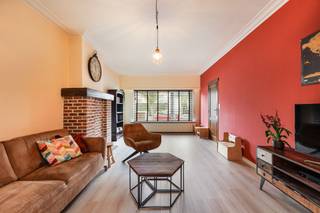 <p>In de Koornbloemwijk in Wilrijk, een rustige en gezellige buurt waar buren elkaar nog kennen, ligt deze fijne gezinswoning aan de Zilvervosstraat 6. Het is zo’n plek waar je rustig woont, maar toch alles vlakbij hebt: scholen, winkels, openbaar vervoer en vlotte verbindingen richting stad. Ideaal voor wie graag thuiskomt in alle rust, zonder afgelegen te wonen.</p><p><br /></p><p>Je stapt binnen in een ruime inkomhal die meteen de toon zet. De authentieke trap en deuren geven het huis karakter en zorgen voor die warme, vertrouwde sfeer. Van hieruit wandel je door naar de leefruimte, maar je kan ook via de keuken binnen — handig in het dagelijkse leven.</p><p>De leefruimte is ruim en gezellig, met een mooie schouw als blikvanger. Een plek waar je ’s avonds samenkomt, gasten ontvangt of gewoon even tot rust komt. Aansluitend ligt de eetruimte en de praktische keuken, met daarnaast een veranda die extra licht binnenbrengt en uitkijkt op de tuin.</p><p>Die tuin is ruim en onderhoudsvriendelijk, perfect om er een gezellig terras van te maken. Achteraan is er nog een bergruimte met lounge, ideaal als extra opslag, hobbyplek of gewoon een rustige hoek om te ontspannen.</p><p>Boven zijn er drie slaapkamers en een badkamer, precies wat je nodig hebt voor een comfortabel gezinsleven, met ruimte voor iedereen.</p><p><br /></p><p>Ook technisch zit je hier goed: het dak werd vernieuwd in 2020, de buitengevel geïsoleerd in 2024, de elektriciteit is conform en met een EPC B woon je hier energiezuinig en zorgeloos.</p><p><br /></p><p>Een warme woning in een fijne wijk, waar je je snel thuis voelt en waar nog veel mooie momenten kunnen ontstaan.</p>