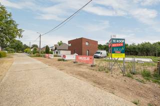 <p><span>Moderne casco nieuwbouwwoning te Langdorp </span></p><p><span> </span></p><p><span>Deze moderne houtskelet woning bevindt zich langs Het Hazepad te Langdorp. </span></p><p><span>Energiezuinigheid, kwalitatieve materialen en hedendaagse ruimtes zijn de voornaamste eigenschappen van deze woning.</span></p><p><span> </span></p><p><span>Via de inkomhal met ruimte voor vestiaire en een gastentoilet komt u binnen in de ruime leefruimte.</span></p><p><span> </span></p><p><span>Op de eerste verdieping zijn 3 ruime slaapkamers, een badkamer en een apart toilet voorzien.</span></p><p><span>De drie slaapkamers genieten allemaal van een mooie oppervlakte. Zo beschikt de ruime masterbedroom (16,1m²) over haar eigen dressing. </span></p><p><span> </span></p><p><span>Ook aan extra opbergruimte geen gebrek. In de technische bergruimte is tevens ook plaats en aansluiting voorzien voor uw wasmachine en/of droogkast. </span></p><p><span> </span></p><p><span>*</span><span>"Hazepad" is momenteel in ontwikkeling en belooft bij voltooiing een prachtige woonplek te zijn. Aankoop onder het BTW-tarief van 21% op de constructie, 12% registratierechten op de aankoop van de grond.</span><span> </span></p><p><span> </span></p><p><span> </span></p><p><span>In de fotoreportage kan u de verdere afwerking van de reeds verkochte woning terugvinden te Hazepad 7B Langdorp. </span></p><p><span>Indien u graag deze woning komt bezichtigen aarzel dan zeker niet om ons te contacteren voor een afspraak.</span></p><p><span>Zo krijgt u een tastbaar idee/beeld van de mogelijkheden bij aankoop van het Hazepad 7A te Langdorp, volledig afgewerkt of casco. </span></p><p><span> </span></p><p><span>Indien u wenst kan deze woning ook volledig afgewerkt worden, dit met oog voor detail en kwalitatieve materialen. </span></p><p><span> </span></p><p><span>Benieuwd naar deze woningen? Maak snel een afspraak via 0470 55 64 24 of <span>info@immolivit.be</span></span><span> </span></p><p><span> </span></p>