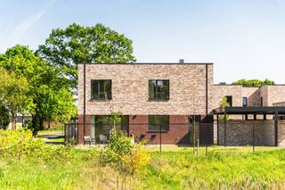 <p>Deze moderne halfopen bebouwing in De Kom in Leopoldsburg bevindt zich op een rustige ligging vlakbij de jachthaven, met aangename zichten op het water en een open, groen karakter.</p>
<p>Met een bewoonbare oppervlakte van ca. 173,01 m² beschikt de woning over een ruime en lichtrijke leefruimte met open keuken, drie volwaardige slaapkamers en een nette badkamer. Dankzij de grote raampartijen geniet u van een mooie lichtinval en een directe connectie met het terras en de ruime tuin van 106,99 m², gelegen op een perceel van 280 m², ideaal om in alle rust te ontspannen.</p>
<p>De woning is afgewerkt met kwalitatieve, moderne materialen en werd energiezuinig gebouwd, wat zorgt voor hedendaags comfort en een duurzaam karakter. In combinatie met de vlotte bereikbaarheid en de nabijheid van winkels, scholen en ontspanning, maakt dit deze woning bijzonder geschikt voor wie op zoek is naar instapklaar wooncomfort op een aangename locatie aan het water.</p>