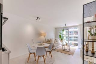 Charmant appartement op toplocatie in Nieuwpoort-Bad.<br /><br />Bent u op zoek naar een gezellige uitvalsbasis in het gegeerde Nieuwpoort-Bad of wenst u te investeren in een appartement met een uitstekende ligging? Dan is dit appartement precies wat u zoekt.<br /><br />Gelegen op de vierde verdieping van een rustige en verzorgde residentie, geniet u hier van alle comfort op wandelafstand van zee en winkels.<br /><br />Indeling:<br /><br />Inkomhal<br />Apart gastentoilet<br />Lichtrijke woon- en eetkamer<br />Volledig ingerichte keuken met vaatwasser, combi-oven, kookplaat, dampkap en koelkast<br />Badkamer met douche, wastafel en aansluiting voor een wasmachine<br />Slaapkamer<br />Polyvalente ruimte, ideaal als dressing, bureau of extra bergruimte<br />Terras met aangenaam zijdelings zeezicht<br /><br />Dankzij de lift is het appartement vlot bereikbaar. De ligging is een absolute troef: op slechts 150 meter van de zeedijk en op minder dan twee minuten wandelen van de bakker, viswinkel, pizzeria en de gezellige winkelstraat. Alles wat u nodig heeft bevindt zich binnen handbereik.<br /><br />Of u nu op zoek bent naar een tweede verblijf aan zee, een vaste woonplaats of een rendabele investering, dit appartement biedt een unieke combinatie van rust, comfort en een topligging.<br /><br />Mis deze buitenkans niet en plan vandaag nog uw bezoek? 0497 04 35 60 of info@goestemax.be