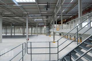 Nieuwbouw logistiek magazijn van <strong>12.300 m²</strong> in combinatie met <strong>475 m²</strong> mezzanine en <strong>402 m²</strong> kantoren te huur en dit alles in een groene omgeving. Uitstekend gelegen vlakbij de A12 en de snelweg E19/A1 en op amper 1 km van de dichtstbijzijnde binnenvaartterminal. De haven van Antwerpen ligt op slechts 15 km en de luchthaven Zaventem op amper 35 km.<br /><br />De unit - met <strong>BREEAM-score "Very good"</strong> - heeft een<strong> hoogte van 12,2 m</strong> en is voorzien van o.a. laadperrons, warmtepompen, ESFR sprinklersysteem, LED-verlichting en maakt deel uit van de gloednieuwe logistieke site <strong>"Park Boom DC2"</strong>. De instapklare kantoren zijn voorzien van o.a. kitchenette, receptie, sociale ruimte, ... Ruime parkeer- en manoeuvreerruimte voorzien op het terrein. <strong>Onmiddelijk beschikbaar</strong>. <br /><br />Contacteer <strong>PANORAMA B2B</strong> voor bijkomende inlichtingen of een vrijblijvend plaatsbezoek <strong>0477 91 10 00</strong>.