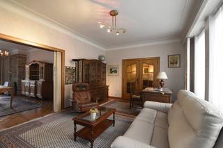 In het centrum van Rupelmonde, in een rustige straat vlakbij alle voorzieningen, vind je deze zeer degelijke en verrassend ruime woning met maar liefst 5 slaapkamers, een uitgestrekte tuin en een garage achteraan het perceel. Perfect voor grote gezinnen of wie nood heeft aan extra ruimte, opslag of hobbyruimte.<br /><br />Via de riante inkomhal kom je binnen in de <strong>lichtrijke living</strong>, gevolgd door een aparte eetkamer.<br />De keuken biedt een mooi zicht op de diepe tuin en geeft bovendien rechtstreeks toegang tot het terras en de buitenruimte.<br />Op de eerste verdieping bevinden zich <strong>drie zeer ruime slaapkamers</strong>, een badkamer met lavabo, douche, ligbad en toilet en een aparte wasplaats.<br />De tweede verdieping is bereikbaar via vaste trap en beschikt over nog eens <strong>twee slaapkamers</strong> en extra bergruimte, waardoor deze woning enorm veel mogelijkheden biedt.<br /><br />Bijkomend is er ook nog een ruime en droge kelder aanwezig.<br />Achteraan het perceel bevindt zich een garage en bijkomende bergruimte.<br />Daarnaast zijn er 2 extra garages optioneel mee aan te kopen — een unieke kans voor wie extra opslag, wagenruimte of een hobbyproject wenst.<br /><br /><strong>Troeven:</strong>
<ul>
	<li>5 volwaardige slaapkamers</li>
	<li>Diepe tuin met garage en bergruimte</li>
	<li>Extra garages optioneel bij aan te kopen</li>
	<li>Lichtrijke leefruimtes</li>
	<li>Veel opberg- en uitbreidingsmogelijkheden</li>
	<li>Rustige, centrale ligging in Rupelmonde</li>
</ul>
Op zoek naar een ruime woning met potentieel en een grote tuin?<br />Contacteer ons vandaag nog voor een bezoek! 03/775.78.79<br />Ben je ook van plan jouw eigendom te verkopen? Maak een afspraak voor een gratis schatting, wij maken er samen een succesverhaal van.