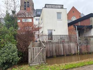Recent, ruim en prima afgewerkt gelijkvloers appartement met 1 ruime slaapkamer en terras gelegen in een rustig gebouw met slechts 3 appartementen...