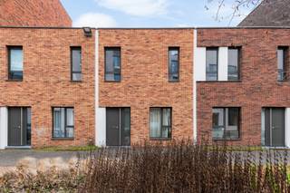 Discover this charming and spacious home located in the pleasant city of Turnhout. This move-in-ready property combines comfort, space, and a...