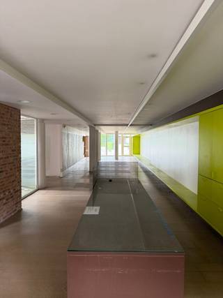 Deze winkel met uitnodigende gevel is gelegen in de toeristische Katelijnestraat in het hartje van Brugge. Ook is het gelegen naast een ondergrondse parking, super handig! De winkel heeft tal van lichtpartijen met dubbel glas, karaktervolle gevel, centrale verwarming op gas, kasten, toilet, keukentje achteraan en berging... Oppervlakte: 134m². Twee ingangen, één vooraan en één achteraan. Veel ruimte en licht! Ideaal om een succesvolle zaak te runnen!! Ook handig om te verhuren met mooi rendement. Bovenliggend duplex appartement en twee achterliggende appartementen zijn ook te koop en worden nog helemaal gerenoveerd.