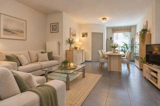 YES! Voor dit pand kan je zélf een afspraak inboeken! Ga naar de advertentie op onze website www.justwonen.be en plan meteen je afspraak in.<br /><br />Het zoveelste rijhuis in Turnhout dat te huur staat? Nope! Wat maakt deze dan nét dat tikje meer? <br /><br />In 2005 werd deze vollédig gestript. Enkel de voorgevel bleef staan! Dusss… een overzichtje van de werken? Ramen, elektra, verwarming, muren, isolatie, dak (met hergebruik van de originele pannen), vloeren, etc. En uiteraard de hele binnenkant van de woning werd ook aangepakt.<br /><br />Omdat het stulpje momenteel leeg staat, hebben we ‘m alvast effe gestyled met onze vriend chatGPT. Maarrrr wij zijn geen stoute makelaar, dus aan de woning zelf werd niets gewijzigd of verbeterd. Beloofd!<br /><br />Indeling:<br />Via de inkomhal stappen we meteen de woonkamer in. Alle overbodige muren werden verwijderd, met een verrassend ruime, open lay-out als resultaat. Ook de keuken werd volledig opengegooid om zo extra licht en lucht binnen te pakken. De keuken is trouwens voorzien van alle nodige snufjes, dus instapklaar. <br /><br />Achter de keuken vinden we een wasplaats, en helemaal achteraan de badkamer. Misschien niet helemaal ingericht volgens de laatste hippe trends, maar wél altijd tot in de puntjes onderhouden. Deze is met een bad, toilet en badkamermeubel. <br /><br />Boven zijn 2 ruime slaapkamers aanwezig.<br /><br />De stadstuin is niet te groot, niet te klein en vooral heerlijk onderhoudsvriendelijk. <br />Je eigen rustige plekje op wandelafstand van de Markt.
