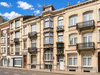 Bezoeken + Info: 0493/209756<br />Een uitstekend gelegen woning van 375m².<br /> <br />GEBOUW:<br />-1 (60m²): 2 slaapkamers, nachthal, badkamer, living, keuken;<br />Gelijkvloers: inkomhal;<br />Eerste verdieping (105m²): 2 slaapkamers, nachthal, badkamer, living, keuken, terras en tuin + 1 slaapkamer, badkamer, keuken;<br />Tweede verdieping (85m²): 1 slaapkamer, badkamer, living, keuken + 1 slaapkamer, badkamer, keuken;<br />Derde verdieping (55m²): 1 slaapkamer, badkamer, living, keuken;<br />Vierde verdieping (60m²): 1 slaapkamer, badkamer, living, keuken + 2 slaapkamers, badkamer, keuken.<br /><br />Buitenschrijnwerk PVC dubbel glas - Verwarming met gaskachels<br />8 individuele tellers water, elektriciteit, gas<br />Perceeloppervlakte: 1a 95ca - K.I.: 1.789 EUR<br />Huurinkomsten: 5100€/maand<br /><br />Stedenbouwkundige inlichtingen en dossier beschikbaar op aanvraag.