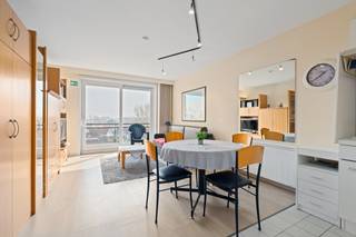 <p>Te koop: zongerichte studio in de Goethalsstraat, Nieuwpoort, met prachtig zicht op de Simliwijk en zonder inkijk.</p>

<p> </p>

<p>Dit appartement ligt in het centrum van Nieuwpoort, op korte afstand van openbaar vervoer en met vrij uitzicht over de groene omgeving. Dankzij de zongerichte ligging geniet u de hele dag van natuurlijke lichtinval. Het ontbreken van inkijk zorgt voor optimale privacy, terwijl het uitzicht op de charmante Simliwijk een unieke troef is.</p>

<p> </p>

<p>Belangrijkste ruimtes:<br />• Living met grote ramen en toegang tot het terras, ideaal om van het zonlicht en het uitzicht te genieten.<br />• Keuken met praktische indeling.<br />• Badkamer met douche en wastafel.<br />• Inkomhal die de verschillende ruimtes verbindt.<br />• Slaaphoek, perfect voor een compacte slaapoplossing.<br />• Terras met vrij zicht over de wijk.</p>

<p> </p>

<p>Troeven:<br />• Zongerichte ligging voor maximale lichtinval.<br />• Geen inkijk, volledige privacy.<br />• Prachtig uitzicht op de Simliwijk.</p>

<p> </p>

<p>Neem vandaag nog contact op met uw ERA-makelaar voor een bezoek.<br />058 222 222 of op gert@eraservimo.be</p>

<p> </p>

<p>JOUW DROOMAPPARTEMENT. ZO GEVONDEN!</p>