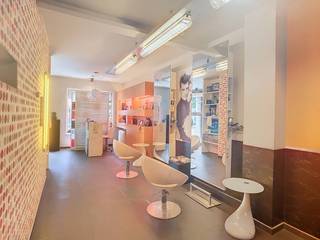 Handelspand te huur van ca. 54 m² in centrum Kortrijk. Door de centrale ligging geniet het pand van een goede visibiliteit en een vlotte bereikbaarheid. Specificaties: - Sanitaire voorziening- Kitchenette- Ruime etalageBent u op zoek naar bedrijfsvastgoed bestaande uit een handelspand te huur op een uitstekende ligging in Kortrijk? Aarzel dan niet om ons te contacteren op het nummer 056 21 11 11.