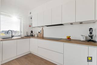 Instapklaar 2-slaapkamerappartement met zonnig terras - topligging in BerchemOp een centrale, aangename ligging in Berchem vind je dit volledig...