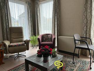 TE HUUR IN MERELBEKEBeschikbaar vanaf 1 maart 2026Dit appartement op het gelijkvloers bevindt zich op fietsafstand van het centrum van Merelbeke en...