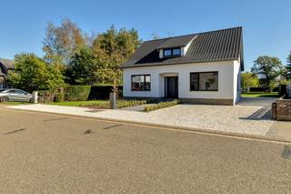 <em><strong>Een instapklare woning waar ruimte, stijl en hedendaags wooncomfort naadloos samenkomen!</strong></em><br /><br />Welkom op de Heirbaan 298 in Rekem (Lanaken), waar deze volledig gerenoveerde vrijstaande woning meteen weet te overtuigen met haar stijlvolle afwerking, doordachte indeling en hedendaagse voorzieningen. Met drie slaapkamers, twee badkamers en een royaal perceel van maar liefst 13a 12ca biedt deze woning alle troeven voor wie op zoek is naar comfortabel wonen, zonder nog renovatiewerken te moeten uitvoeren.<br /><br />Van de prachtige keuken met kookeiland tot de ruime, omheinde tuin: hier werd volop ingezet op woonkwaliteit en comfort. Een woning die helemaal klaar is voor haar nieuwe bewoners!<br /><br /><strong>Rustig wonen met alles binnen handbereik</strong><br />De woning is gelegen aan de Heirbaan in het geliefde Rekem, een aangename deelgemeente van Lanaken. Dankzij de gunstige ligging geniet u van een vlotte verbinding met de omliggende gemeenten en bevinden tal van dagelijkse voorzieningen zich binnen handbereik. Hier woont u op een praktische locatie, met alle mogelijkheden om volop van uw thuis te genieten.<br /><br /><strong>Een stijlvolle thuis met oog voor detail</strong><br />Bij het betreden van de woning wordt u verwelkomd in de inkomhal, die toegang biedt tot het afzonderlijke gastentoilet en de lichtrijke leefruimte.<br /><br />De woonkamer vormt een aangename plek om thuis te komen en biedt voldoende mogelijkheden voor het creëren van een gezellige zithoek en eetplaats. Dankzij de aanwezige vloerverwarming geniet u hier van een aangenaam binnenklimaat, terwijl de airconditioning op warme dagen voor de nodige verkoeling zorgt.<br /><br />De absolute blikvanger? De prachtige, volledig uitgeruste keuken!<br />Aan de achterzijde van de leefruimte bevindt zich de stijlvolle keuken, waar uitstraling en functionaliteit perfect samengaan. Het royale kookeiland met stenen werkblad vormt het hart van deze ruimte en nodigt uit tot gezellige kookmomenten. De keuken is uitgerust met een inductiekookplaat, spoelbak, vaatwasser, koelkast en maar liefst twee combi-ovens. De luxueus afgewerkte koffienis vormt een bijzonder stijlvol detail dat het geheel helemaal afmaakt.<br /><br />Ook op het vlak van indeling heeft deze woning heel wat te bieden. Zo bevindt zich op het gelijkvloers een volwaardige slaapkamer met rechtstreeks toegankelijke privébadkamer, uitgerust met een dubbele wastafel met stenen blad, ligbad en comfortabele inloopdouche. Een bijzonder praktische voorziening die gelijkvloers wonen mogelijk maakt.<br /><br />Daarnaast beschikt deze verdieping over een afzonderlijke berging/wasruimte met aansluitingen voor de wasmachine en droogkast.<br /><br />Via de trap in de inkomhal bereikt u de eerste verdieping. Hier geeft de nachthal toegang tot twee bijkomende slaapkamers en een tweede badkamer, voorzien van een wastafel, inloopdouche en toilet. Beide slaapkamers zijn bovendien uitgerust met airconditioning, wat zorgt voor extra comfort tijdens de warmere maanden.<br /><br />Tot slot is de woning gedeeltelijk onderkelderd en beschikt u zo over bijkomende bergruimte.<br /><br /><strong>Een royale tuin om volop van het buitenleven te genieten</strong><br />Het perceel van maar liefst 1.312 m² zorgt voor een heerlijk gevoel van ruimte. Aansluitend aan de woning bevindt zich een aangelegd terras, ideaal voor gezellige zomeravonden, een uitgebreid diner in de buitenlucht of een ontspannen koffiemoment.<br /><br />De ruime tuin strekt zich ver naar achteren uit en biedt volop mogelijkheden voor tuinliefhebbers, spelende kinderen of iedereen die graag van het buitenleven geniet. Dankzij de aanwezige omheining vormt de tuin bovendien een aangename, afgebakende buitenruimte.<br /><br /><strong>Gerenoveerde woning met aandacht voor de toekomst</strong><br />Deze woning onderging recent een grondige renovatie waarbij niet alleen aandacht werd besteed aan de uitstraling, maar ook aan het hedendaagse wooncomfort en de energievoorzieningen. Zo werd er een nieuw dak geplaatst en geïsoleerd en werden de ramen vernieuwd. Daarnaast werd geïnvesteerd in een lucht-waterwarmtepomp, vloerverwarming op het gelijkvloers en airconditioning in zowel de woonkamer als de drie slaapkamers. Dankzij deze investeringen geniet u van een hedendaagse woning waarin comfort en functionaliteit centraal staan.<br /><br /><strong>De troeven van deze woning op een rij</strong>
<ul>
	<li>Vrijstaande woning op een royaal perceel van 13a 12ca</li>
	<li>Gelegen in het geliefde Rekem (Lanaken)</li>
	<li>Recent volledig en stijlvol gerenoveerd</li>
	<li>Drie volwaardige slaapkamers, elk voorzien van airconditioning</li>
	<li>Twee ingerichte badkamers en twee toiletten</li>
	<li>Luxueuze keuken met kookeiland, stenen werkblad en koffienis</li>
	<li>Slaapkamer met ensuite badkamer op het gelijkvloers</li>
	<li>Vloerverwarming op het gelijkvloers</li>
	<li>Lucht-waterwarmtepomp en nieuw geïsoleerd dak</li>
	<li>Aangelegd terras en omheinde tuin</li>
	<li>Gedeeltelijk onderkelderd</li>
	<li><span>EPC-label: B</span></li>
</ul>
<br />Wordt dit uw nieuwe thuis in Rekem?<br /><br />Bent u op zoek naar een instapklare woning waar stijl, ruimte en hedendaags comfort samenkomen? Dan is deze prachtig gerenoveerde woning aan de Heirbaan beslist een bezoek waard!<br />Ontdek zelf de mogelijkheden en laat u verrassen tijdens een persoonlijke rondleiding.<br /><br />Neem gerust contact op met Immo Verslegers via <span><strong>+32 (0)89 23 44 22</strong></span> of <span><strong>info@immoverslegers.be</strong></span>. Wij helpen u graag verder!