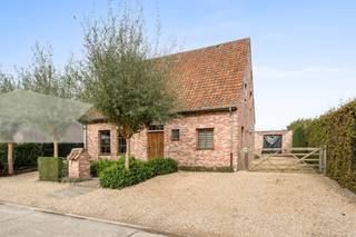 <p>Deze open bebouwing uit 2013 combineert een doordachte indeling met een verzorgde, kwalitatieve afwerking. Doorheen de hele woning ligt blauwsteen, een duurzame keuze die zowel beneden als boven voor een coherente, warme uitstraling zorgt.</p>
<p>De lichtrijke leefruimte met gezellige houtkachel, een mooie aanvulling op de gasverwarming, sluit aan op de eetkamer met open keuken en vormt het warme hart van de woning. Daarnaast is er een ruime berging met extra wastafel, aansluitingen voor wasmachine en droogkast, én een bijkomende douche, wat het dagelijkse gezinsleven een stuk eenvoudiger maakt.</p>
<p>Op de eerste verdieping vind je drie volwaardige slaapkamers en de badkamer. De zolder, bereikbaar via een zolderluik, biedt daarnaast nog extra opbergruimte.</p>
<p>De zongerichte tuin is perfect voor ontspanning, met een gemetseld tuinhuis voor extra bergruimte. Voor wie met meerdere wagens rijdt, bieden de losstaande garage met elektriciteit en de bijkomende parkeerplaatsen op eigen terrein alle ruimte die je nodig hebt.</p>
<p>Wontergem biedt de rust en het groen waar je naar op zoek bent, met winkels, scholen en invalswegen vlot bereikbaar, ideaal voor wie landelijk wil wonen zonder concessies te doen aan bereikbaarheid.</p>
<p>Interesse? Contacteer je ERA-makelaar voor meer informatie of een bezoek ter plaatse.<br />ERA – JOUW DROOMHUIS. ZO GEVONDEN!</p>
