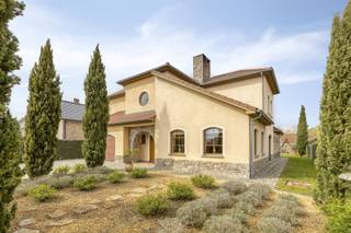 <p><strong>TE KOOP: Toscaanse villa met 3 slaapkamers en zwembad in een rustige wijk te Zolder! </strong><br />In de rustige en kindvriendelijke Kannunik Davidlaan in Heusden-Zolder bevindt zich deze prachtige Toscaanse villa, waar charme, ruimte en comfort samenkomen. Deze karaktervolle woning is ideaal voor wie op zoek is naar een warme thuisomgeving met alle moderne gemakken.<br />Bij het betreden van de woning komt u in een ruime inkomhal met gastentoilet. De lichtrijke woonkamer biedt een aangename leefruimte met zicht op de tuin en sluit naadloos aan op de volledig uitgeruste keuken, voorzien van alle nodige toestellen.<br />Op de eerste verdieping bevinden zich drie ruime slaapkamers, waarvan er 2 toegang hebben tot het royale terras — een heerlijke plek om te ontspannen. Daarnaast is er een ruime badkamer uitgerust met zowel een ligbad als een inloopdouche. Extra praktisch is de aparte bergruimte op deze verdieping.<br />De woning beschikt over maar liefst twee ruime garages, één aan de voorzijde en één aan de achterzijde van de woning. Aansluitend is er nog een extra berging voorzien. Bovendien is de woning volledig onderkelderd, wat zorgt voor uitzonderlijk veel opslagruimte.<br />De tuin is een absolute troef: ruim, groen en perfect ingericht om te genieten van het buitenleven. Met meerdere gezellige zithoeken en een zwembad is dit de ideale plek voor ontspanning en gezellige momenten met familie en vrienden.<br /><strong>Ligging: </strong><br />De woning is gelegen in een rustige en kindvriendelijke buurt waar het aangenaam wonen is. Hier geniet u dagelijks van een veilige en ontspannen omgeving, ideaal voor gezinnen. Tegelijkertijd bevinden winkels, scholen, openbaar vervoer en andere voorzieningen zich op korte afstand. Dankzij de vlotte verbindingen bereikt u snel de belangrijkste invalswegen en omliggende steden, wat zorgt voor een uitstekende bereikbaarheid.<br /><strong>Indeling: </strong><br />- Kelderruimte<br />- Gelijkvloers: inkomhal, gastentoilet, ruime woonkamer, keuken, 2 garages, berging, tuin met zwembad<br />- Eerste verdieping: 3 ruime slaapkamers, badkamer met inloopdouche en ligbad, 2 opbergruimtes, terras<br /><strong>Troeven: </strong><br />- Toscaanse stijl met karaktervolle uitstraling! <br />- 3 Ruime slaapkamers! <br />- Terras op de eerste verdieping! <br />- Volledig onderkelderd! <br />- Prachtige tuin met zwembad! <br /><strong>EPC: 246 kWh/m² met certificaatnummer 20250608-0003620305-RES-1</strong><br /><strong>P-score: A</strong><br /><strong>G-score: A</strong><br /><strong>Stedenbouwkundige info: woonuitbreidingsgebied, bouwvergunning, geen voorkooprecht, geen dagvaarding, geen verkavelingsvoorschriften.</strong><br /><strong>*Bron bewoonbare oppervlakte EPC</strong></p>