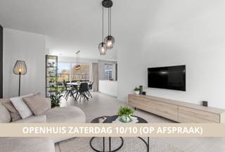 <p>Deze recente halfopen bebouwing uit 2022 is gelegen op een rustige en groene locatie en biedt een aangename combinatie van ruimte, comfort en energiezuinig wonen. Dankzij de grote raampartijen geniet de woning van een mooie natuurlijke lichtinval en zorgt de open indeling voor een ruimtelijk gevoel. Met een <strong>EPC-label A</strong> bent u bovendien verzekerd van een energiezuinige woning.</p><p>Via de inkom komt u binnen in de ruime leefruimte, waar de zithoek mooi overgaat in de eetruimte en de volledig geïnstalleerde keuken. De keuken vormt een centraal geheel met de leefruimte en biedt een aangename plek om dagelijks te koken en samen te zijn. Aansluitend bevindt zich een praktische berging. Verder beschikt het gelijkvloers over een afzonderlijk toilet en heeft u vanuit de leefruimte toegang tot de <strong>ruime tuin</strong>, waar u in alle rust van de groene omgeving kunt genieten.</p><p>Op de eerste verdieping bevinden zich <strong>drie volwaardige slaapkamers</strong>. Daarnaast is er een tweede praktische berging en een moderne badkamer met <strong>inloopdouche, ligbad en wastafel</strong>.</p><p>De combinatie van het <strong>recente bouwjaar, de lichtrijke leefruimtes, drie slaapkamers, ruime tuin en het uitstekende EPC-label A</strong> maakt van deze woning een comfortabele en instapklare thuis. Bovendien geniet u hier van een bijzonder rustige ligging, omgeven door groen, terwijl u toch alle dagelijkse voorzieningen binnen handbereik heeft.</p><p><strong>Een moderne woning waar rust, ruimte en comfort mooi samenkomen.</strong></p><p>De woning is beschikbaar vanaf 1 september 2027.</p><p>Interesse?</p>