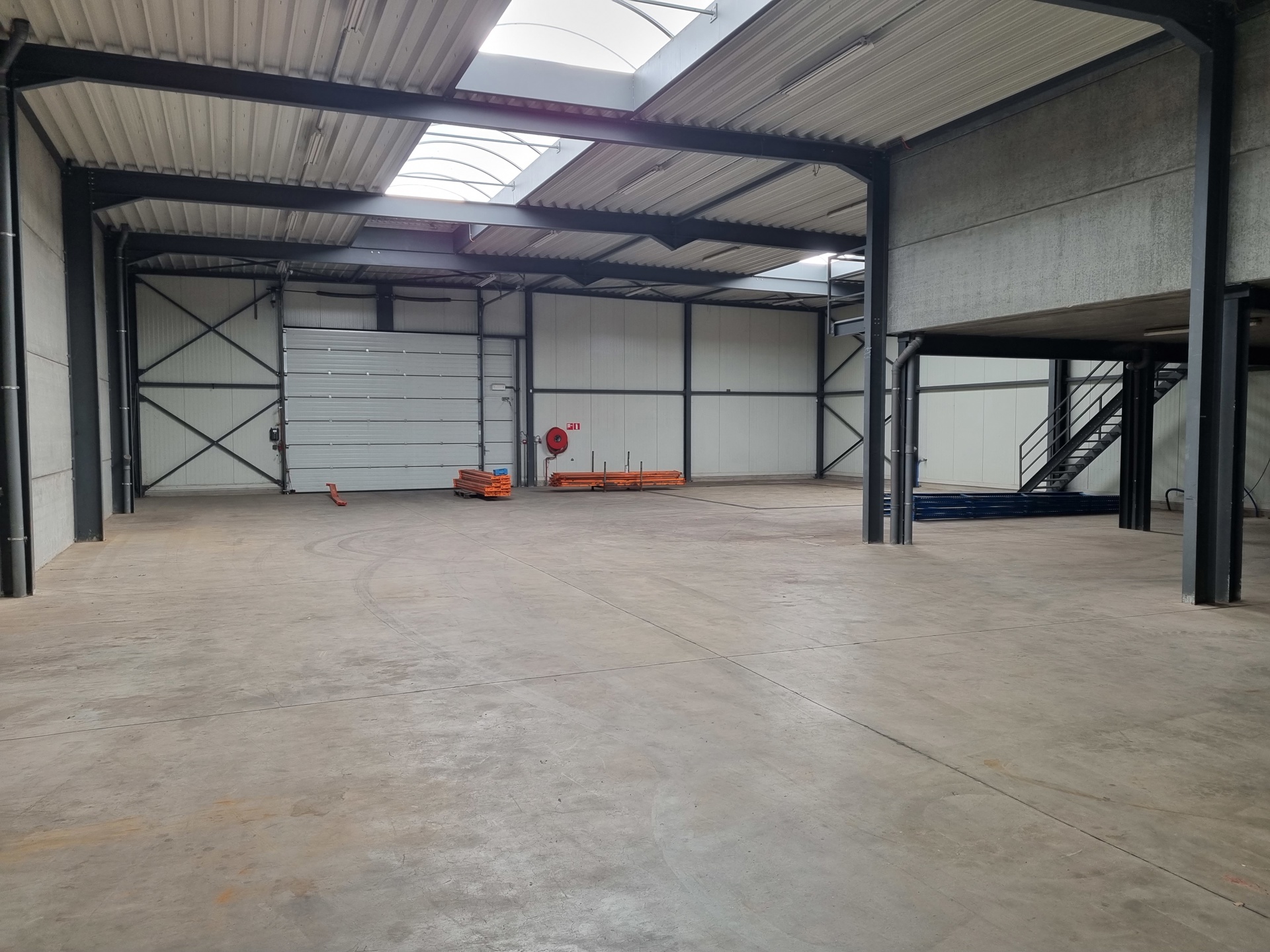 TE HUUR: Bedrijfshal met kantoren en appartement in Meeuwen - foto 4