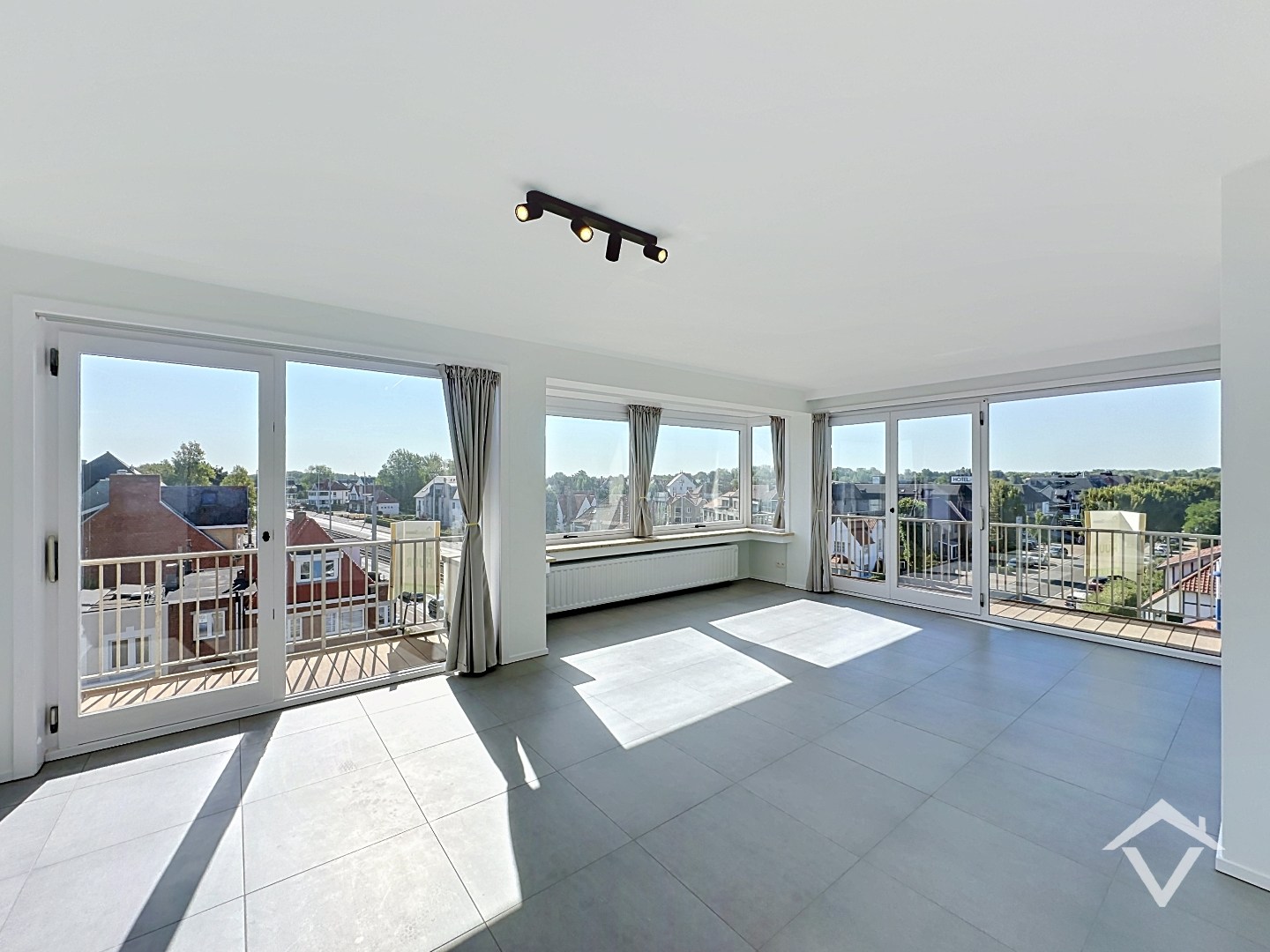 VOLLEDIG VERNIEUWD APPARTEMENT MET AUTOSTAANPLAATS OP EEN TOPLOCATIE IN KOKSIJDE - foto 5