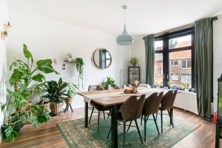 Dit gezellige duplex appartement is gelegen aan de Turnhoutsebaan 264 in Wijnegem, op een centrale locatie met winkels, openbaar vervoer en andere voorzieningen in de onmiddellijke omgeving.<br /><br />U betreedt het appartement via de inkomhal op het gelijkvloers. De trap brengt u naar de eerste verdieping, waar u terechtkomt in de aangename en lichtrijke leefruimte met eetkamer. Aansluitend bevindt zich de keuken, uitgerust met een keramische kookplaat, vaatwasser, koelkast met vriesvak en spoelbak.<br />Vanuit de leefruimte heeft u rechtstreeks toegang tot het grote terras van maar liefst 25 m². Een heerlijke buitenruimte met voldoende plaats voor een ruime eettafel en gezellige zithoek.<br />Op de tweede verdieping bevinden zich twee ruime slaapkamers van respectievelijk 19,5 m² en 14 m². Daarnaast vindt u hier de moderne badkamer, voorzien van een inloopdouche met regendouche en lavabo alsook een apart toilet<br /><br />Troeven:<br />+ Intapklaar<br />+ Ruim duplex appartement met privatieve kelder op -1<br />+ 2 volwaardige slaapkamers<br />+ Groot terras van 25 m²<br />+ Kleinschalig gebouw & individuele meters<br />+ Conforme elektrische installatie<br />+ Winkels en openbaar vervoer in de onmiddellijke omgeving<br /><br />Bent u op zoek naar een ruim duplex appartement met een uitzonderlijk groot terras op een centrale locatie in Wijnegem? Dan is dit appartement zeker een bezoek waard.<br />Interesse? Neem contact op met VB Vastgoed via 03 337 50 70 of info@vbvastgoed.be voor meer informatie of een bezichtiging.