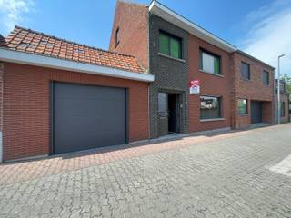 <strong>Ruime woning met 3 slaapkamers en garage te koop in Geluwe.</strong><br />Op zoek naar een gezellige woning die u nog volledig kan renoveren naar eigen smaak? Dan is dit een unieke kans.<br /><br /><strong>Indeling:</strong><br /><u>Gelijkvloers:</u> ruime inkomhal, apart toilet, leefruimte, keuken, berging, garage, tuin en tuinhuis<br /><u>1ste verdiep:</u> 3 slaapkamers en de badkamer<br /><u>Zolder:</u> extra slaapkamer mogelijk<br /><br /><strong>Troeven:</strong>
<ul><li>Rustige ligging</li><li>Veel potentieel</li><li>Mogelijkheid tot 4 slaapkamers</li><li>Ruime tuin</li><li>Garage</li></ul>
Renovatieplicht