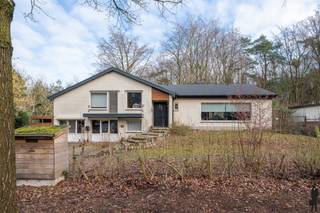 <p><strong>BEZOEKMOMENT 14 FEBRUARI. Contacteer ons kantoor voor een afspraak <br />Ruime woning met 5 slaapkamers en mogelijkheid tot cohousing te Dennendael</strong></p>
<p>Op een rustige en groene locatie bevindt zich deze <strong>ruime, gedeeltelijk gerenoveerde woning</strong> met bijzonder veel potentieel. Dankzij de aanwezigheid van <strong>maar liefst vijf slaapkamers</strong>, <strong>twee keukens</strong> en <strong>twee leefruimtes</strong> biedt dit pand een unieke opportuniteit voor grote gezinnen, samengestelde gezinnen of wie op zoek is naar een woning met <strong>cohousing- of kangoeroemogelijkheden</strong>.</p>
<p>De woning combineert ruimte en flexibiliteit met een solide basis, waarbij reeds een deel werd gerenoveerd. Verdere afwerking kan volledig naar eigen smaak gebeuren, waardoor dit een ideale investering is voor wie een thuis wil creëren op maat.</p>
<p><strong>Indeling</strong></p>
<p>De woning is momenteel ingericht met onder andere:<br />- Inkomhal met aparte toiletruimte<br /><strong>- Ruime en lichtrijke leefruimte</strong> met zicht op de tuin<br /><strong>- 2 volwaardige leefruimtes</strong>, ideaal voor dubbele bewoning of cohousing<br /><strong>- 2 keukens</strong>, waarvan één volledig vernieuwd en instapklaar<br /><strong>- 5 slaapkamers</strong>, waarvan enkele nog verder af te werken<br /><strong>- 2 badkamers</strong>, wat extra comfort biedt voor grotere gezinnen</p>
<p><strong>Extra troeven<br /></strong>- Gedeeltelijk gerenoveerde woning met verdere afwerkingsmogelijkheden<br />- Ideale woning voor wie ruimte zoekt én toekomstgericht wil wonen<br />- Perfect geschikt voor <strong>meergeneratiewonen of cohousing<br /></strong>- Veel potentieel om volledig naar eigen wens af te werken</p>
<p><strong>Tuin<br /></strong>De woning beschikt over een aangename tuin met voldoende ruimte om in alle rust te genieten van het buitenleven. De groene omgeving zorgt voor een gevoel van privacy en ontspanning.<br /><br /><strong>Blijf onze website in het oog houden voor meer foto's</strong></p>
<p></p>