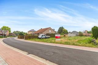 Dit mooi, ruim perceel voor open bebouwing van 1024m² is gelegen in een rustige, landelijke omgeving in Retie. <br /><br />De bouwgrond is gelegen op een 10-tal minuten van de autosnelweg E34 Antwerpen - Eindhoven en het centrum van Retie en Geel zijn vlot te bereiken via de Geelsebaan die vlakbij het perceel gelegen is. <br /><br />Achteraan het perceel is er een grote ruimte voor het plaatsen van bijgebouwen. <br /><br />Troeven:<br />- Gronddiepte 60 meter <br />- Fietspad tot centrum Retie en Dessel <br />- Bouwzone 210m²<br />- Geen overstromingsgevoelig gebied