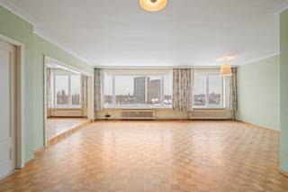 Bent u op zoek naar een eigen woning of een interessante investering?Lees hier dan zeker even verder !Dit appartement heeft talrijke troeven, waar je...