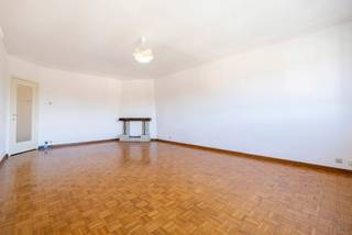 <p><strong><span>LAKEN, ruim appartement met 2 slaapkamers, terras en veel potentieel</span></strong></p>
<p><span>In Laken, vlak bij Wemmel en de Heizel, ontdekt u dit ruime appartement met twee slaapkamers van ±92 m², gelegen op de 3e verdieping van een kleinschalig gebouw met slechts drie verdiepingen.</span></p>
<p><span>Het appartement is te moderniseren en biedt mooie volumes en uitstekend potentieel om het volledig naar eigen smaak in te richten. De ruime leefruimte van ±31 m² vormt een aangename woonomgeving, terwijl de aparte keuken tal van inrichtingsmogelijkheden biedt. Het terras vormt een mooie verlenging van het appartement en biedt extra buitenruimte.</span></p>
<p><span>Het nachtgedeelte omvat twee ruime slaapkamers van ±18 m² en ±14 m², evenals een badkamer. Een kelder maakt het geheel compleet.</span></p>
<p><span>Het appartement beschikt reeds over recente dubbele beglazing en heeft een </span><strong><span>EPC C-</span></strong><span>. Een parkeerplaats is optioneel beschikbaar voor </span><strong><span>€ 20.000</span></strong><span>.</span></p>
<p><span>3e verdieping</span></p>
<p><span>• Inkomhal met vestiaire</span><br /><span>• Leefruimte van ±31 m²</span><br /><span>• Keuken</span><br /><span>• Slaapkamer 1 van ±18 m²</span><br /><span>• Slaapkamer 2 van ±14 m²</span><br /><span>• Badkamer</span><br /><span>• WC</span><br /><span>• Terras</span></p>
<p><span>Kelderverdieping</span></p>
<p><span>• Kelder</span><br /><span>• Optionele parkeerplaats: € 20.000</span></p>
<p><span>Technische kenmerken</span></p>
<p><span>• Te moderniseren</span><br /><span>• Recente dubbele beglazing</span><br /><span>• EPC: C- – CO₂: 44 kg/m²/jaar</span><br /><span>• Kadastraal inkomen: € 1.286</span><br /><span>• Onroerende voorheffing: ±€ 1.460</span><br /><span>• Lasten: ±€ 250</span></p>