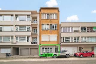 Gelegen langs de Troonstraat, om de hoek van de zeedijk, bevindt zich dit gelijkvloers appartement. Op wandelafstand heeft u het strand, openbaar vervoer, het centrum enzovoort. Het pand is zorgvuldig onderhouden en op heden bewoond door een vaste huurder waardoor het tevens als investering interessant is. <br /><br />Verder is er een logische indeling met ten eerste een open leefruimte en volledig uitgeruste keuken met eethoek. Achterin het pand is er een ruime badkamer en één volwaardige slaapkamer. Hiernaast is er nog een slaaphoek gecreëerd. <br /><br />Bent u op zoek naar een interessante investering? Aarzel dan niet en neem contact op voor meer info of een afspraak. <br /><br />