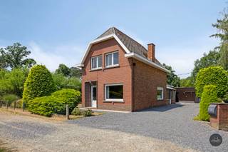 In een rustige, doodlopende zijstraat van Keerbergen vind je deze karaktervolle woning uit 1962, gelegen op een ruim perceel van 920m². Dankzij...