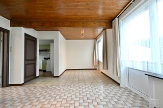 Cette maison se compose au rez-de-chaussée d'un hall d'entrée, d'un espace de vie avec accès à la terrasse, et d'une cuisine. Au premier étage, vous trouverez 3 chambres et une salle de bain avec toilettes, baignoire et lavabo. Espace de grenier accessible et cave présente. Terrasse et jardin avec remise.<br />Libre dès maintenant.<br />Intéressé(e) ? Contactez Immo Roman, gsm 0472 35 92 86.
