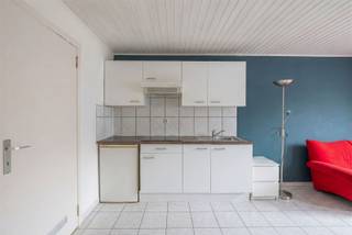 <p>Deze studio, gelegen in de Rasphuisstraat, biedt een uitstekende opportuniteit zowel als eigen woonst als voor wie op zoek is naar een interessante investeringseigendom.<br />Dit pand is momenteel namelijk verhuurd.</p><p>De studio beschikt over een leefruimte met keuken en een badkamer met inloopdouche en toilet.</p><p>De ligging is absoluut een grote troef. Gelegen op korte afstand van het centrum van Gent, met een vlotte bereikbaarheid dankzij de nabijheid van belangrijke invalswegen en het openbaar vervoer. Daarnaast bevinden winkels, horeca, onderwijsinstellingen en recreatiemogelijkheden zich binnen handbereik.</p><p>Kortom, een ideale opportuniteit voor wie op zoek is naar een centraal gelegen woonst of naar een pand met aantrekkelijk verhuurpotentieel in een gegeerde buurt.</p>