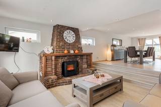 Deze gerenoveerde woning met 5 slaapkamers en tuin is rustig gelegen, doch ook zeer strategisch gelegen op 5 km van het centrum en slechts 8 km van de Nederlandse grens.
Deze ruime woning (circa 215 m²) heeft een zo goed als totaalrenovatie ondergaan de afgelopen jaren waardoor het ook een goede EPC C score heeft behaald.

Bekijk ook zeker de praktische indeling op onze website via deze link : https://www.vastgoedservice.be/vgs4/pand_one.asp?Immo_ID=19775.

Hier even een opsomming van de belangrijkste punten :
•	Dak vernieuwd geweest + geïsoleerd 
•	Bovenverdieping volledig ingericht
•	3 slaapkamers en/of bureauruimte beneden + 2 slaapkamers boven
•	PVC ramen geplaats met HR beglazing
•	Verwarmde veranda met glazen schuifwanden
•	Badkamer + toilet zeer recent (2024) vernieuwd 
•	Volledig Kelder inclusief garage met automatische poort
•	Elektrische kachel, sproei installatie in de tuin, enz… 

Kortom een zeer leuke woning dat zeker een bezoek waard is !

Voor verdere informatie kan U steeds terecht op ons kantoor. 014/82.15.15.