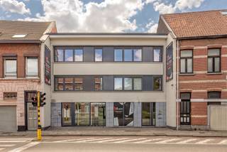 <p>Op zoek naar een locatie waar uw onderneming écht opvalt? Aan de Kapelsesteenweg 321 in Ekeren-Donk vindt u deze instapklare commerciële ruimte van 180 m², volledig vernieuwd in 2016. Dankzij de ligging pal naast Patio Donk, op de verbindingsas tussen de N11 (Kapellen) en de E19 (Breda), geniet u dagelijks van een uitstekende zichtbaarheid en een constante stroom aan passage.</p><p>Achter het gebouw beschikt u over vier privatieve parkeerplaatsen, waarvan twee uitgerust zijn met een laadpaal. Ideaal voor klanten én medewerkers.</p><p>•    Commerciële ruimte van ca. 180 m² <br />•    Topligging met uitstekende visibiliteit <br />•    Representatieve showroom- of kantoorruimte <br />•    Sanitair en individuele nutsvoorzieningen <br />•    4 privatieve parkeerplaatsen</p><p>Deze veelzijdige ruimte leent zich perfect als showroom, kantoor, praktijk of commerciële uitvalsbasis. Een professionele omgeving waar bereikbaarheid, uitstraling en comfort hand in hand gaan.</p><p>Huurprijs exclusief btw (indien van toepassing) en onroerende voorheffing ten laste van de huurder.</p><p>Interesse?<br />Vul vandaag nog uw gegevens in onderaan de advertentie op www.sinjoor.be. De dossierverantwoordelijke neemt vervolgens zo snel mogelijk contact met u op voor een bezichtiging.</p>