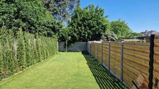 <strong>Hedendaagse nieuwbouwwoning met o.a. 4 slaapkamers en 2 badkamers! <br /></strong>Oplevering voorzien in zomer 2026.<br /><br /><strong>De woning werd doordacht ontworpen met aandacht voor ruimte, licht en een vlotte indeling, waardoor een aangename leefomgeving ontstaat voor elk moment van de dag. Dankzij de gunstige ligging zijn zowel natuur, winkels, scholen als belangrijke invalswegen steeds dichtbij.</strong><br /><br /><strong>De gelijkvloerse verdieping:</strong><br />- een verzorgde <strong>inkomhal </strong>met gastentoilet,<br />- een ruime <strong>leefruimte </strong>met veel natuurlijke lichtinval,<br />- een<strong> open keuken</strong> die naadloos aansluit op de eetplaats,<br />- een <strong>aparte bureauruimte</strong>, ideaal voor thuiswerk of praktijk of eventueel extra slaapkamer.<br />- een <strong>praktische berging</strong> met aansluiting wasapparatuur,<br />- een open en aangename flow tussen de verschillende leefruimtes.<br /><br /><strong>De eerste verdieping:</strong><br />- een centrale <strong>nachthal</strong>,<br />- <strong>h</strong><b>oofdslaapkamer (ca. 16m²) met ensuite badkamer<br /></b>- <strong>ruime tweede slaapkamer (ca. 20m²)</strong> perfect opsplitsbaar in twee kamers.<br />- <strong>aparte</strong><strong> douchekamer en apart nachttoilet</strong><br /><br /><strong>De tweede verdieping:</strong><br />- een volwaardige extra ruime <strong>slaapkamer, </strong>flexibel in te richten naar eigen noden (bureau, hobbyruimte,…),<br />- een technische ruimte <br />- aansluitingen voorzien voor extra badkamer<br /><br /><strong>De tuin:</strong><br />- een leuke aangelegde <strong>tuin </strong>met <strong>terras </strong>als <strong>rustige </strong>plek om te ontspannen en te genieten.<br /><br /><strong>Algemeen:<br /></strong>- Verkoop onder BTW-stelsel (21%)<br />- bijzonder <strong>energiezuinige</strong> <strong>woning (E-peil 3 – label A+)</strong><br />- verwarming via <strong>warmtepomp</strong> (<strong>vloerverwarming </strong>gecombineerd met<strong> passieve</strong> <strong>koeling</strong>),<br />- <strong>ventilatiesysteem </strong>met <strong>warmterecuperatie</strong>,<br />- <strong>zonnepanelen </strong>aanwezig met hybride omvormer (batterij mogelijk)<br />- <strong>regenwaterrecuperatie</strong>,<br />- gelegen nabij het <strong>centrum </strong>van <strong>Wijnegem</strong> met<strong> winkels, scholen en openbaar vervoer</strong> in de directe omgeving,<br />- <strong>vlotte</strong> <strong>bereikbaarheid </strong>richting Antwerpen en omliggende gemeenten,<br /><strong>- stedenbouwkundige inlichtingen in aanvraag</strong>
