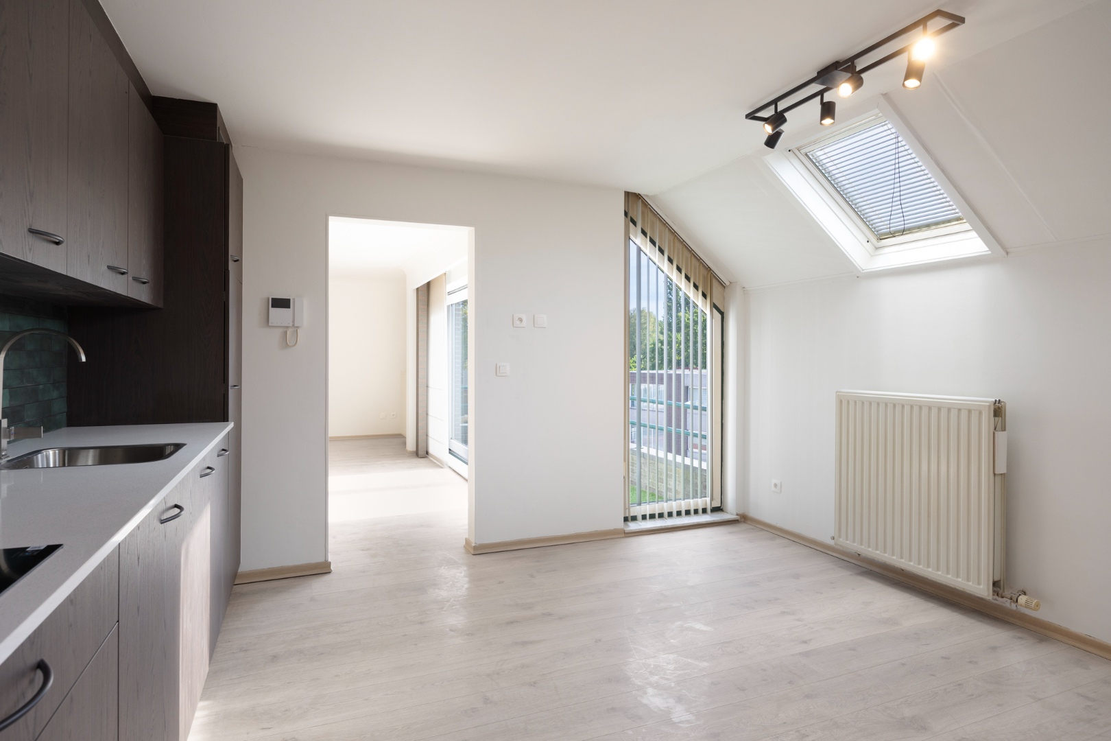 Ruim gerenoveerd appartement met 3 slpks en ruime zolderverdieping nabij het centrum - foto 5