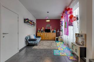 Pal in het centrum van Zottegem, aan de Hoogstraat, ligt in binnengebied dit appartement op de 1e verdieping in een kleinschalig gebouw van 7 entiteiten. Het werd gebouw in 2013 met een bewoonbare oppervlakte van 100.00m² en een terras van 24,49m². Het energielabel C en een EPC-waarde van 270.00 tonen aan dat dit appartement goed geïsoleerd is en dus energiezuinig. Dit zorgt niet alleen voor lagere energiekosten, maar is ook goed voor het milieu. Op heden is het appartement verhuurd dus het kan ook een veilige opbrengsteigendom zijn. Mogelijkheid tot aankoop autostaanplaats en dit in het hart van Zottegem!