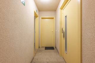 Gelegen in Residentie Delvaux, een kleinschalig en verzorgd appartementsgebouw, bevindt zich dit ruime instapklare appartement op de tweede verdieping.<br />Dankzij de uitstekende ligging, op een boogscheut van het centrum, geniet u van een woonomgeving met alle voorzieningen op wandelafstand.<br /><br />Het appartement werd gebouwd in 1997 en beschikt over een bewoonbare oppervlakte van 108 m².<br />De aangename indeling met lichtrijke leefruimtes en alle comfort zorgt voor een zorgeloos woonplezier.<br />Achteraan bevindt zich een terrasje bereikbaar via de slaapkamer.<br /><br />Als extra troef is er de mogelijkheid om een garage bij te kopen wat zorgt voor een veilige parkeerplaats of extra bergruimte.<br />Deze is gelegen recht tegenover het appartement.<br />Prijs garage: € 28.000<br /><br />Indeling: inkomhal met vestiaire - ruime woonkamer met centrale verwarming gas - keuken met eetruimte, elektrisch koken, dampkap, combi-oven, koelkast, spoelbakken - berging met legplanken en aansluiting voor wasmachine - 2 ruime slaapkamers - vernieuwde badkamer met lavabomeubel, douche en toilet.<br /><br />Algemeen:<br />- EPC 115 - label B<br />- Energiezuinig appartement<br />- Blanco bodemattest<br />- Asbestveilig<br />- Conforme elektrische keuring<br />- Centrumligging<br />- Lichtarmaturen en gordijnen blijven aanwezig<br />- Screens aanwezig op slaapkamers<br />- Vrij bij akte<br />- Vg, Wg, GMO, GVKR, Gvv<br /><br />