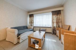 Instapklaar appartement op topligging vlak tegen zeedijk te Blankenberge met inkom, ruime living met open keuken, badkamer (douche, wastafelmeubel), apart toilet en een ruime slaapkamer. Huuropbrengst van 9.000€ / jaar. TOPINVESTERING