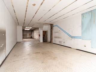 <p><span> </span></p><p><span>In de bruisende Driekoningenstraat, midden in het hart van Berchem, vind je dit grote, lichte handelspand dat je nog helemaal kunt renoveren naar wens. Een winkel, restaurant, galerij, of een crossfitruimte? Met het enorme gelijkvloers kan je heel wat kanten uit!  </span></p><p><span> </span></p><p><span>Van buitenaf zie je het hier al meteen: een etalage die de hele gevelbreedte beslaat, dat staat steevast garant voor véél licht! Het gelijkvloers bestaat uit een voorste gedeelte op een witte tegelvloer, en een achterste gedeelte - inclusief twee toiletten - dat een tikje industriëler aanvoelt, door de ruwe betonvloer en de dakkoepels. Het voordeel: de ruimte strippen is hier kinderspel! Mogelijkheid tot projectgrond mits vergunning.</span></p><p><span> </span></p><p><span>Van winkel tot coworkingspace, alles kan!</span></p><p><span>Met 136m2 heb je hier enorm veel opties, van een grote winkel tot een restaurant met loungehoek of binnentuin, tot een strakke galerij… Of toch liever een coworkingspace? Alles kan en mits een vergunning kan je deze plek zelfs nog omvormen tot projectgrond!</span></p><p><span> </span></p><p><span>Halverwege de ruimte neem je de trap naar boven, waar je aan de voorzijde een verouderde, maar enorm lichte leefruimte vindt op een plankenvloer en een sierschouw, terwijl je achteraan nog een grote verouderde keuken met enkel een spoelbak hebt, ook op een plankenvloer, met een apart toilet.</span></p><p><span>Deze verdieping kan je na een totale make-over inrichten als kantoorruimte, vergaderruimte, of als grote studio. Up to you!</span></p><p><span> </span></p><p><span>Middenin het bruisende centrum</span></p><p><span>Je zit hier pal in het midden van de bruisende Driekoningenstraat in hartje Berchem. Een prima locatie voor een handelspand, met veel passage. Je hebt hier allerlei winkels, van supermarkten tot apothekers, scholen, banken, etc. Met de Grote Steenweg aan de ene kant en Berchem station aan de andere, ben je hier de stad zo in en weer uit! Ook het trendy Groen Kwartier met het PAKT als hotspot is hier op 10 minuutjes wandelen. En met het Albertpark en het Brilschanspark op wandelafstand, hoef je niet ver voor een stukje groen. </span></p><p><span> </span></p>