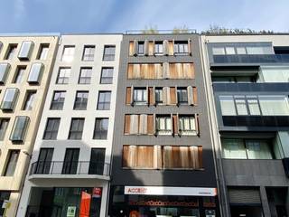 Super <strong>centraal </strong>gelegen appartement (ca.70m²) met terras en privé daktuin van ca.37m². Op wandelafstand vindt u het Stadspark, Centraal Station en tal van winkels en restaurants. <br /><br /><strong>Indeling:</strong> Leefruimte op parketvloer met veel lichtinval. Via de grote ramen ga je naar het overdekt terras en aanliggende daktuin (ca.30m²). Een open volledig ingerichte keuken (incl. vaatwasser en oven). Ruime aparte berging. Badkamer met ligbad en regendouche, afgescheiden toilet en berging met aansluiting voor wasmachine. Een aparte slaapkamer voorzien van ingebouwde dressing.<br /><br /><strong>Bijzonderheden: </strong>
<ul>
	<li>Privé kelderberging. </li>
	<li>Huren op vennootschap mogelijk.</li>
	<li>Ondergrondse autostaanplaats apart beschikbaar.</li>
	<li><span>Alg. kosten €110,- of ALL-IN formule mogelijk.</span></li>
</ul>