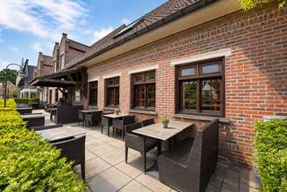 Ontdek dit interessant investeringspand langs een commerciële verkeersader van Eeklo. Met twee verhuurde gebouwen geniet dit vastgoedgeheel van een uitstekende zichtbaarheid en een constante passage.
RESTAURANT I:
Het pand beschikt over een bruikbare vloeroppervlakte van ca. 258 m² met achteraan een ruim terras en is momenteel verhuurd als (afhaal)restaurant via een handelshuurovereenkomst. Indeling: bij het betreden van het pand komt u rechtstreeks in de gezellige verbruikszaal met bar. Verder omvat het pand een technische bergruimte, een sanitair gedeelte met lavabo en twee toiletten, evenals een ingerichte keuken. Aansluitend aan de keuken bevinden zich ruime voorraadruimtes en de toegang tot het terras. Aan de voorzijde is er bovendien ruimte voor drie parkeerplaatsen.
RESTAURANT II:
Het pand beschikt over een bruikbare vloeroppervlakte van ca. 424 m² (incl. appartement) met vooraan een ruim terras en is momenteel verhuurd als Italiaans restaurant via een handelshuurovereenkomst. Indeling: bij het betreden van het pand komt u terecht in een gezellige inkomhal van hieruit heeft u toegang tot het bovengelegen appartement, de verbruikszaal met bar, en de sanitaire ruimte.
De sanitaire ruimte bestaat uit 2 ruimtes. Voor het mannelijk gezelschap zijn er twee piscines en een toilet met lavabo aanwezig. Voor het vrouwelijk gezelschap zijn er twee toiletten en een dubbele lavabo aanwezig.
De verbruiksruimte beschikt over een open keuken met een gezellige bar. Verder omvat het pand een technische bergruimte, en evenals een ingerichte keuken. Aansluitend aan de keuken bevindt zich een ruime voorraadruimte. Aan de voorzijde van het restaurant is er een gezellig terras en bovendien ruimte voor zeven parkeerplaatsen.
Boven het restaurant is er nog een appartement beschikbaar. De indeling van het appartement is als volgt. Via de inkomhal van het restaurant kan u via de trap naar boven. Eenmaal boven, komt u via de inkomhal uit in de ruime lichtrijke leefruimte met aansluitend een zuidgericht terras. Verder is er nog een keuken en twee badkamers aanwezig. Als kers op de taart zijn er nog 3 ruime slaapkamers.
Voor beide panden zijn de volledige inrichting en uitbatingselementen eigendom van desbetreffende huurder, wat dit vastgoedgeheel tot een zorgeloze investering maakt met onmiddellijke huuropbrengst.
Contacteer ons voor een bezoek en ontdek de mogelijkheden.
Bel ons op 09 336 16 15 of mail naar info@vastgoedunicum.be, we helpen u graag verder.