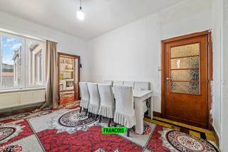 Op een bijzonder aangename locatie, vlakbij zowel het centrum als de zee, bevindt zich dit ruim appartement met een bewoonbare oppervlakte van ca. 155 m². Dankzij de centrale ligging geniet u hier van een uitstekende bereikbaarheid, winkels en openbaar vervoer in de nabije omgeving, en bent u bovendien op korte afstand van het strand.<br /><br />Indeling:<br /><br />Bij het betreden van het appartement komt u in de woonkamer, die bestaat uit een gezellige salonruimte vooraan en een eetplaats. Aansluitend bevindt zich een semi-ingerichte keuken. Verder is er een apart toilet en een douchekamer. Het appartement beschikt daarnaast over twee volwaardige slaapkamers.<br /><br />Het appartement op de tweede verdieping is samen met het dak-verdiep waar nog 2 slaapkamers zijn en een extra badkamer. <br /><br />Extra informatie:<br /><br /><ul><li>Bewoonbare oppervlakte: ca. 155 m²<br /><br /></li><li>Momenteel verhuurd aan €771 / maand<br /><br /></li><li>EPC: 327 kWh/m² jaar<br /><br />Interessant investeringspand dankzij de bestaande huurovereenkomst<br /><br />Dit appartement combineert ruimte, een praktische indeling en een uitstekende ligging nabij stad en zee, waardoor het zowel voor investeerders als toekomstige bewoners een interessante opportuniteit vormt.<br /><br />Interesse? Neem gerust contact op voor meer informatie of een bezoek.</li></ul>