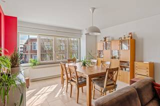 In het hart van 2020 wacht dit instapklare appartement op zijn nieuwe bewoners. Gelegen in een kleinschalig gebouw met slechts twee verdiepingen, geniet je hier van een rustige sfeer én alle voordelen van het stadsleven. De open keuken vormt samen met de lichtrijke woonkamer een uitnodigende plek om te ontspannen. De grote ramen zorgen voor een heerlijke lichtinval en bieden een zicht op het levendige straatbeeld. Hier is het elke dag fijn thuiskomen.<br /><br />In het midden is er een ruime badkamer met bad, douche en dubbele lavabo. Achteraan liggen twee comfortabele slaapkamers, met toegang tot een gezellig terras. – de ideale plek voor een koffiemomentje in de ochtendzon of een frisse avondbries.<br /><br />Het gebouw heeft geen lift, wat zorgt voor lage gemeenschappelijke kosten. Dankzij de centrale ligging sta je in een mum van tijd op het openbaar vervoer, in de buurtwinkels of in een van de gezellige koffiebarretjes die Antwerpen rijk is.<br /><br />Extra's:<br />- Gunstig EPC: <br />- Dak vernieuwd, en nieuwe ramen<br />- Elektriciteit conform<br /><br />Zin om dit appartement zelf te ontdekken?<br /><br />Wg, Gvkr, Gvv, Gmo, Geen overstromingsgevoelig gebied