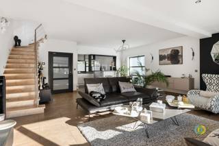 <p><span>Prachtige 3-gevelwoning met zonnige tuin en garage in de wijk Kassei te Vilvoorde. </span></p><p><span>De woning werd de voorbije jaren op verschillende vlakken gemoderniseerd en combineert hedendaags comfort met een aangename woonomgeving. Dankzij de nabijheid van het park Drie Fonteinen, winkels, scholen en belangrijke verbindingswegen geniet u hier van een rustige ligging met een vlotte bereikbaarheid. Via de ruime inkomhal komen we in de open leefruimte, waar de grote raampartijen zorgen voor een overvloed aan natuurlijk licht. Er is plaats voor een comfortabele zithoek met zicht op en toegang tot de zuidwestgerichte tuin. De eetplaats sluit aan op de open keuken aan de voorzijde, die recent volledig werd gerenoveerd en uitgerust is met alle hedendaagse comfort. Op de verdieping werden oorspronkelijk twee slaapkamers samengevoegd tot één ruime slaapkamer. Deze kunnen eenvoudig opnieuw worden opgesplitst. Een tweede kamer doet momenteel dienst als dressing. De stijlvolle en recent gerenoveerde badkamer beschikt over een mooie wastafel en een inloopdouche. De zolder biedt mogelijkheden voor extra bergruimte of een bijkomende woonruimte. De vrijwel volledige onderkeldering zorgt voor heel wat extra opslagruimte en omvat bovendien een kamer die momenteel als bureau wordt gebruikt, ideaal voor thuiswerk. De parkeergelegenheid naast de woning en de garage achteraan op het perceel vormen bijkomende troeven van deze prachtige woning.</span></p><p><span> </span></p>