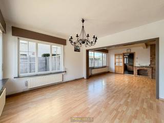 HALFOPEN GEZINSWONING met GROTE GARAGE (80m²)en DIEPE TUIN, gelegen te Nazareth-De Pinte. Deze eigendom biedt een MOOIE COMBINATIE van...