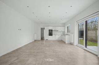 Stap binnen in de toekomst van comfortabel wonen met onze energiezuinige halfopen bebouwing, gelegen op een toplocatie die dichtbij alle...