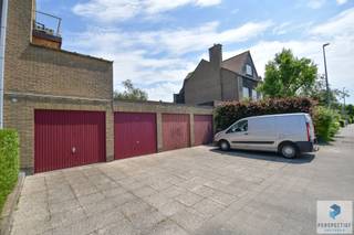 <br />SINT-KRUIS – Richtprijs: €299.000 - Groot gelijkvloers hoekappartement (136 m²) – 3 slaapkamers – 2 terrassen - mogelijkheid tot aankoop van de dubbele garage.<br /><br />Dit ruim en lichtrijk gelijkvloers hoekappartement heeft een bewoonbare oppervlakte van 136 m² en is gelegen in een rustige, residentiële omgeving.<br />Het appartement beschikt over 3 volwaardige slaapkamers, 2 ruime terrassen, binnenkoer, groot terras, tuin en grote privatieve garage met oprit maakt het geheel compleet.<br />Indeling:<br />Inkomhal met gang/nachthal, twee praktische bergingen, apart toilet, ruime en gezellige leefruimte, aparte keuken, drie grote slaapkamers en een badkamer.<br />Buiten is er een terras &amp; tuin aan de voorzijde van de residentie: ca. 120 m² en een terras aan de slaapkamers van de residentie: ca. 60 m². Zeer ruime garage met oprit en <br />gemeenschappelijke fietsenberging.<br /><br /><strong>Extra informatie:</strong><br />Mogelijkheid tot aankoop van de dubbele garage aan € 49.000<br /><br />Contacteer PERSPECTIEF VASTGOED – 7 op 7 bereikbaar – voor meer informatie of een bezoek.<br />Bel 050/550.750 of mail naar info@perspectiefvastgoed.be.