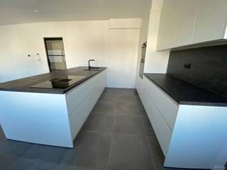 In het bruisende hart van Aalst, op wandelafstand van het station, bevindt zich dit volledig vernieuwde duplex appartement van maar liefst 150 m². Deze stijlvolle woning combineert hedendaags wooncomfort met een doordachte indeling en hoogwaardige afwerking. De ruime leefruimte met open keuken baadt in natuurlijk licht en biedt directe toegang tot een balkon, terwijl het bovenste niveau uitkijkt op een gezellig groot terras — perfect voor wie houdt van buitenleven in de stad.<br /><br />Met drie volwaardige slaapkamers en twee moderne badkamers is er ruimte genoeg voor een gezin, een koppel of wie gewoon graag royaal woont. Dankzij aluminium ramen met driedubbel glas, vloerverwarming op warmtepomp en een voorbereid laadpunt in de garage is dit appartement helemaal klaar voor een duurzame toekomst.<br /><br />Daarnaast is er de mogelijkheid tot aankoop van een ruime berging en een grote ondergrondse staanplaats, wat het comfort compleet maakt. Een extra troef: de aankoop gebeurt onder registratie, waardoor je geniet van een aanzienlijk fiscaal voordeel ten opzichte van een aankoop onder btw.<br /><br />Benieuwd naar dit uitzonderlijke pareltje? Bel 053/606560