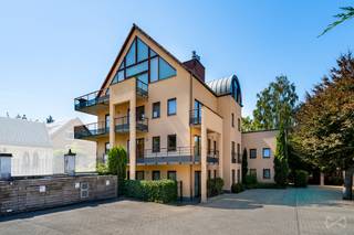 <p>We Invest heeft het genoegen u dit prachtige appartement voor te stellen, gelegen op de eerste verdieping van een kleinschalige mede-eigendom, vlak bij tal van voorzieningen in Waterloo.</p>
<p>Het appartement biedt ongeveer 161 m² bewoonbare oppervlakte, evenals twee kelders en drie private parkeerplaatsen buiten.</p>
<p>Het omvat een inkomhal, een lichte en ruime leefruimte die toegang biedt tot een volledig uitgeruste keuken met berging, een nachthal die leidt naar een apart toilet, een eerste slaapkamer van 16 m², een badkamer, een tweede slaapkamer van 14 m², een wasruimte en een ouderlijke suite met dressing en badkamer.</p>
<p>Buiten kunt u genieten van drie aangename balkons en een kleine tuin.</p>
<p>Het appartement beschikt bovendien over twee gepantserde inkomdeuren, waardoor het ideaal is voor de uitoefening van een vrij beroep of voor een eventuele opsplitsing in twee afzonderlijke wooneenheden.</p>
<p>Technische kenmerken: de mede-eigendom is recent, de woning wordt verwarmd op gas, de elektrische installatie is conform, de ramen zijn voorzien van dubbele beglazing en het EPC heeft label B.</p>
<p>Wilt u een bezoek organiseren of meer informatie ontvangen? Neem dan contact met ons op via 02 319 46 46 of per e-mail via <span>admin.bw.centre@weinvest.be</span>.</p>
